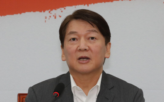 최고위원회의에서 발언하는 안철수  국민의당 안철수 대표가 10일 오전 서울 여의도 국회에서 열린 최고위원회의에서 발언하고 있다.연합